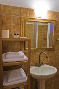 Emporio卡司达诺达索斯别墅的一间带水槽和镜子的浴室