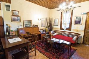 Emporio卡司达诺达索斯别墅的客厅配有沙发和桌子