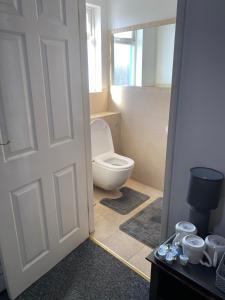 布莱克浦伍德菲尔德酒店的一间带卫生间的浴室和一扇门