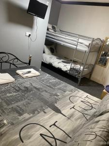 布莱克浦伍德菲尔德酒店的客房设有两张双层床和一张写字床。