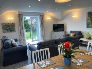 BartleyLongwood Forest Apartment的带沙发、桌子和电视的客厅