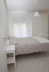 德瓦玛丽娜Villa Schiaffino Appartamento al Primo Piano的白色卧室配有床和白色书桌