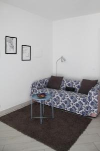 德瓦玛丽娜Villa Schiaffino Appartamento al Primo Piano的客厅配有蓝色的沙发和桌子