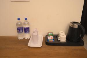 范兰德凡The Govindam Resort的一个带咖啡壶的柜台和2瓶水