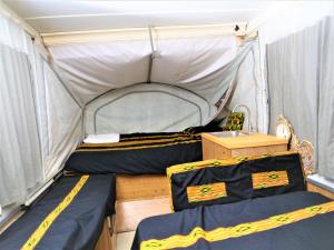 恩德培Lake Victoria Country Home的一间帐篷内带两张床的卧室
