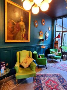 图尔图尔天鹅酒店的客厅配有两把椅子和墙上的绘画