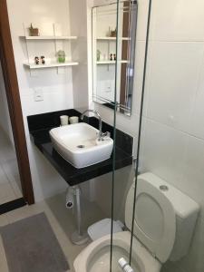 安谢塔Praia Castelhanos - ES的一间带水槽和卫生间的浴室