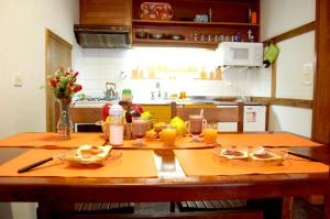 圣马丁德洛斯casas de alquiler Del Encuentro的一张厨房桌子,上面放着两盘食物