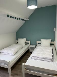 勒特雷波尔A Nous Quatre的绿墙客房的两张床
