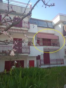 福尔米亚Dream Travel Home的白色的建筑,有红色的阳台和黄色圆圈