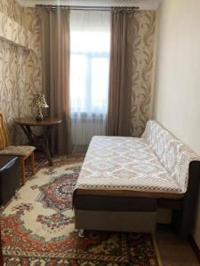 阿拉木图Hostel Viator的一间卧室设有床、窗户和地毯。