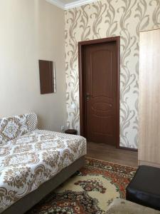阿拉木图Hostel Viator的卧室配有床、门和地毯