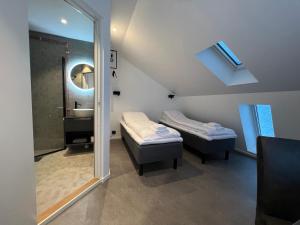 TorskenTorsken Brygge的客房设有两张床、一个水槽和镜子