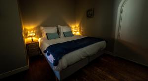 德哈恩梅深拉伯雷B＆B住宿加早餐酒店的一间卧室配有一张大床,两盏灯