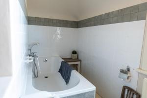 德哈恩梅深拉伯雷B＆B住宿加早餐酒店的白色的浴室设有水槽和镜子