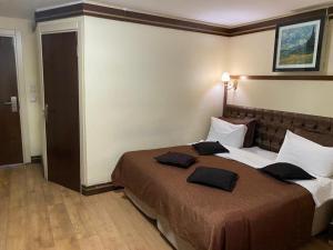 萨姆松格洛利亚迪比酒店的酒店的客房 - 带两张枕头的床