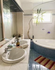 卡特罗斯SAINT GEORGE的一间带大水槽和浴缸的浴室