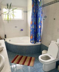 卡特罗斯SAINT GEORGE的带浴缸、卫生间和盥洗盆的浴室