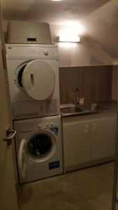 拉图德卡罗勒Maison de montagne的厨房配有洗衣机和水槽