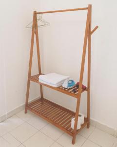 科苏梅尔Cómodo y bonito estudio en Cozumel的房间里的毛巾架