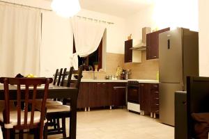 比亚恩卡维拉A casa di Rudy的厨房配有桌子和冰箱
