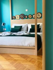 雅典Neratzia Rooms的一间卧室配有一张带镜子的大床