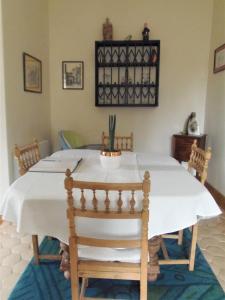 博讷Les Cimaises du Couvent的一间配备有白色桌椅的用餐室