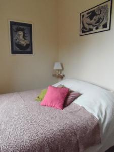 博讷Les Cimaises du Couvent的床上有两张粉红色枕头
