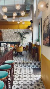雅典Neratzia Rooms的餐厅设有酒吧,配有桌椅