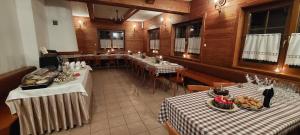 布伦纳Skalny Dworek的餐厅设有2张桌子和椅子,提供食物