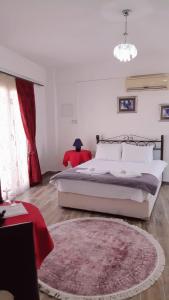 法马古斯塔Malia Holiday Let的一间卧室配有一张大床和红色地毯。