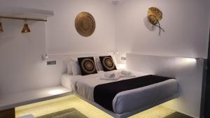 阿诺梅拉Mykonos Double Luxury Mini Suites - Adults only的白色卧室配有带2个枕头的床