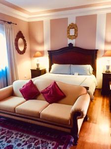 阿雷基帕阿雷基帕旅馆的一间卧室配有一张沙发和镜子