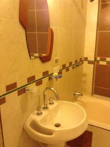 胡利亚卡Royal Inn Hotel Juliaca的浴室配有盥洗盆和浴缸。