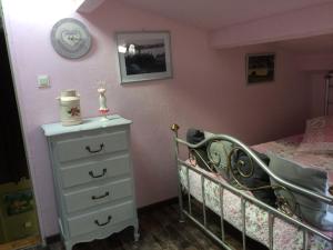 Aigonnayl'Ancienne Forge的儿童卧室配有婴儿床和梳妆台