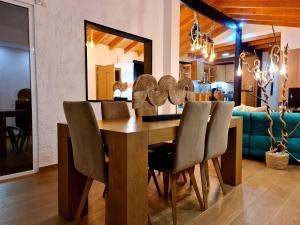 巴利恩Villa Gala的一间带木桌和椅子的用餐室