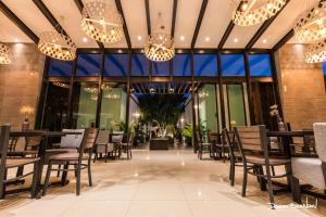 瓦哈卡市Marialicia Suites, Hotel Boutique的用餐室配有吊灯和桌椅