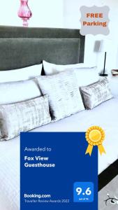 布里斯托Fox View Guesthouse的一张带白色枕头的床的海报