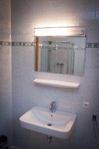 洛伊查赫Weinbau Pronegg vlg. Krainz的浴室设有白色水槽和镜子