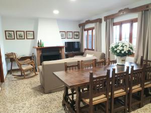 奥萨德蒙铁尔Casa Rural Sole的客厅配有桌子和沙发