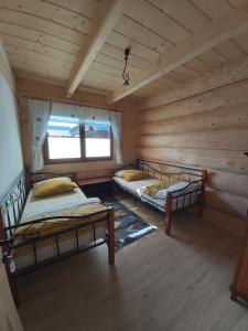 Podszkle-BukowinaAgroturystyka u Guta的小木屋内一间卧室,配有两张床