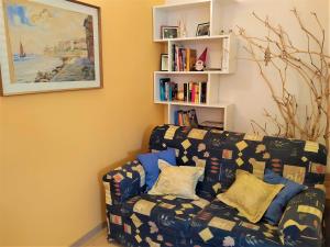 韦扎诺乐贝图勒公寓的带沙发和书架的客厅