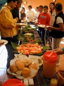 帕纳哈切尔酝酿自然阿蒂特兰酒店的一群人站在桌子旁吃着食物