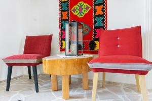 特雷比涅Herceg Vila的两个红色的椅子和一张桌子
