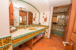 瓜纳华托Casa Estrella de la Valenciana Hotel Boutique的一间带水槽和大镜子的浴室