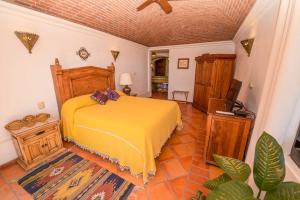 瓜纳华托Casa Estrella de la Valenciana Hotel Boutique的卧室里设有一张黄色的床