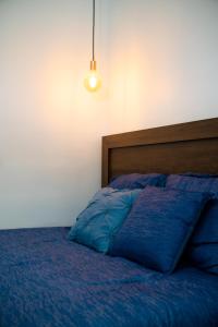 戴维Doral Executive Apartments的一张带蓝色棉被和浅色床的床