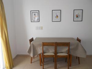 康考迪亚Acogedor departamento bien ubicado的餐桌和桌布
