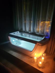 奥拉迪亚SPAre-Time - Exclusive and Unique Apartment! 18+的带窗户的客房内的带蜡烛的浴缸