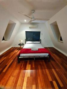 耐莉湾Magnetic Diamond - Gorgeous Holiday Chalet的铺有木地板的客房设有一间带大床的卧室